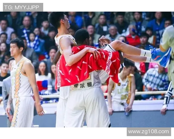 足球明星公主抱女球迷引热议 突显球场外的温馨瞬间与情感交流